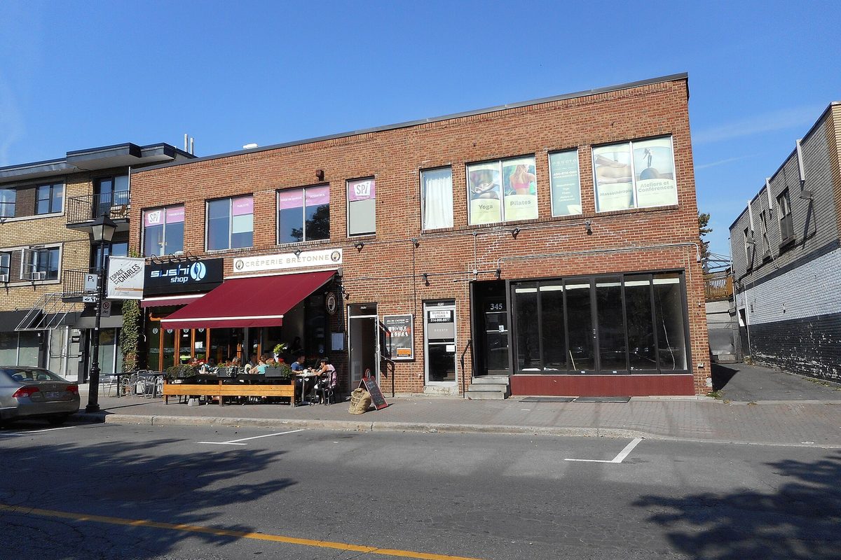 Commerces et terrasse sur la rue Saint-Charles Ouest, dans le Vieux-Longueuil